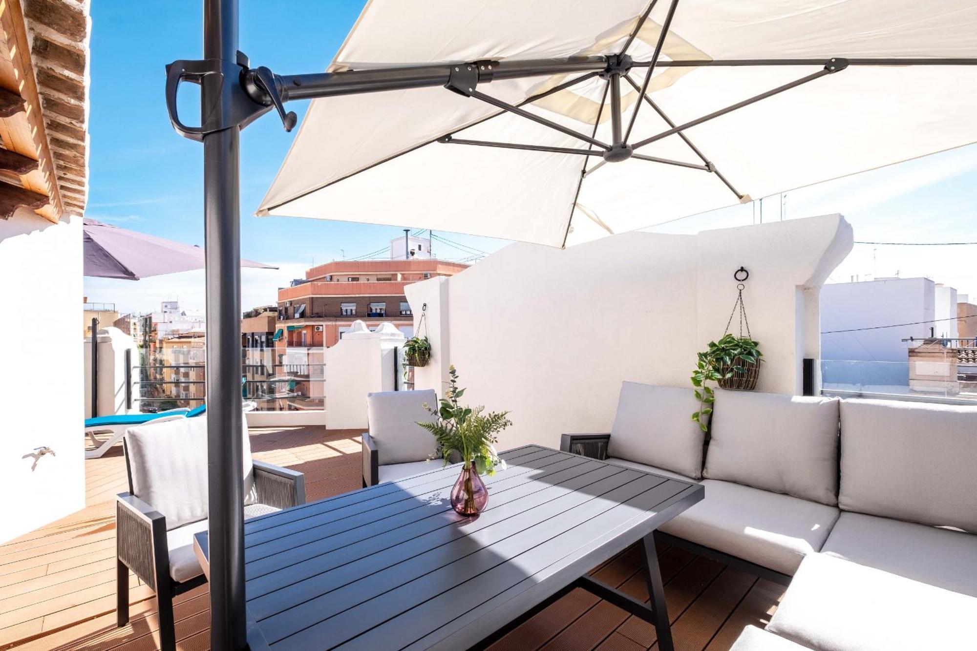 Spacious Penthouse With Massive Terrace *